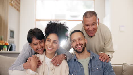 Cara,-Familia-Feliz-Y-Padres-Mayores-En-El-Sofá