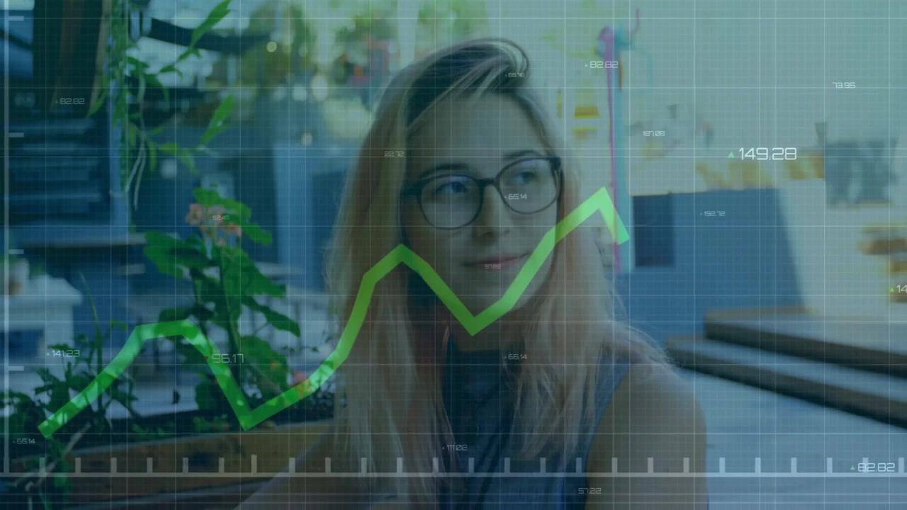 Gráfico de líneas verde neón que se inicia sobre un fondo de cafetería mientras una mujer rastrea los picos de datos para finanzas.