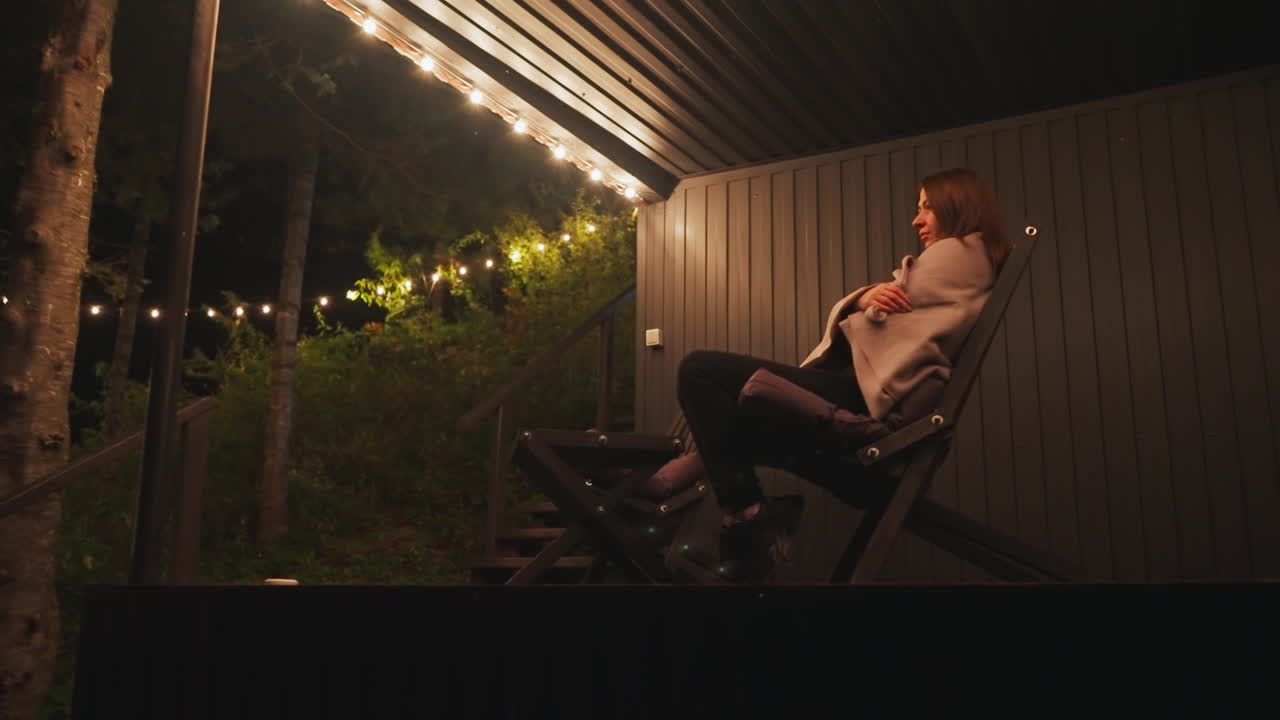 la esposa disfruta de la tranquilidad de la naturaleza en la terraza. la joven pasa el tiempo profundizando en pensamientos y sueños para el futuro. explorando pensamientos y aspiraciones