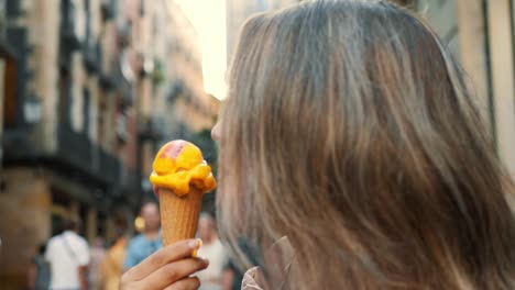 Nahaufnahme-Einer-Süßen-Frau,-Die-Draußen-Gelato-Isst.-Hübsches-Mädchen,-Das-Eis-Leckt.