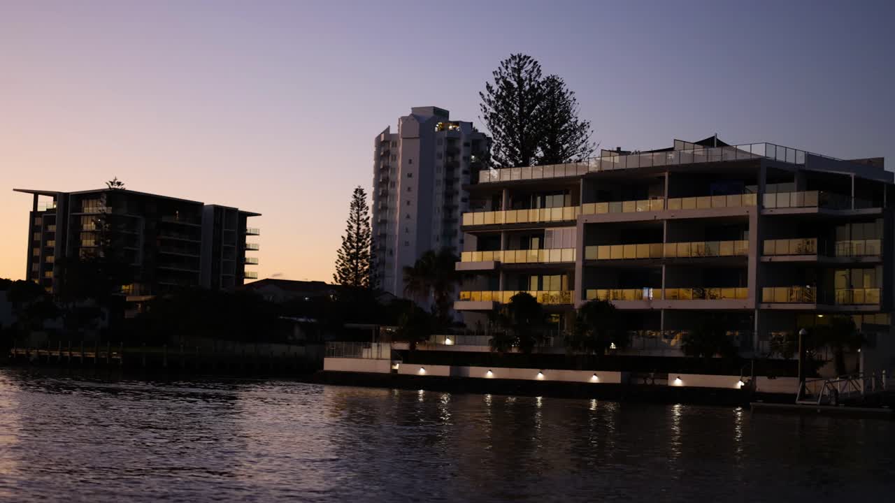 저녁 에 운하 를 따라 있는 건물 들