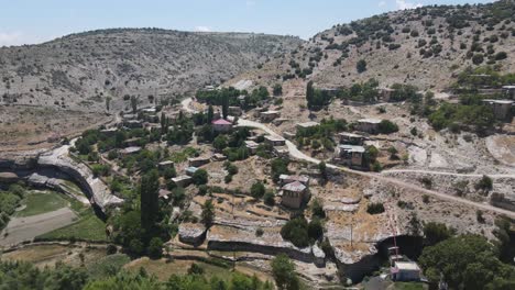 Ladera-Del-Pueblo-Cubierta-De-Vegetación