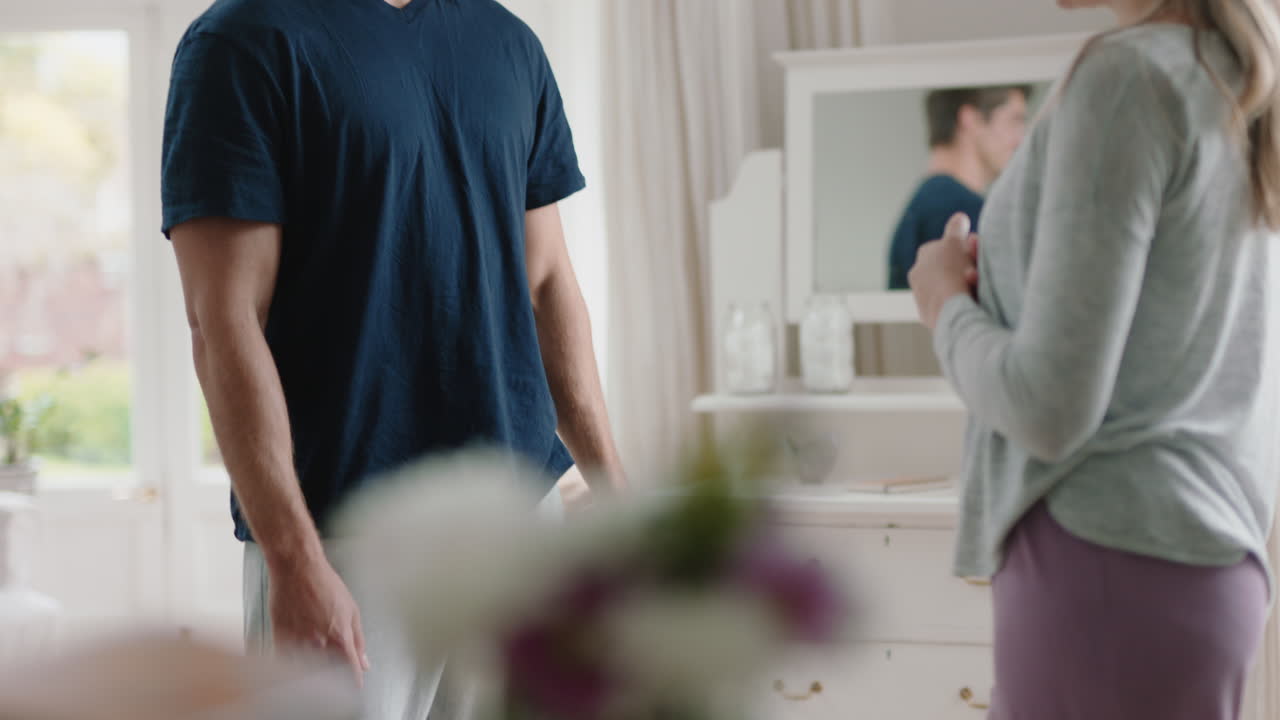 행복한 젊은 커플이 집에서 춤을 추고 축하하고 재미있는 주말 아침 함께 침실에서 재미있는 춤을 즐기고 성공적인 관계 축하 4k 영상