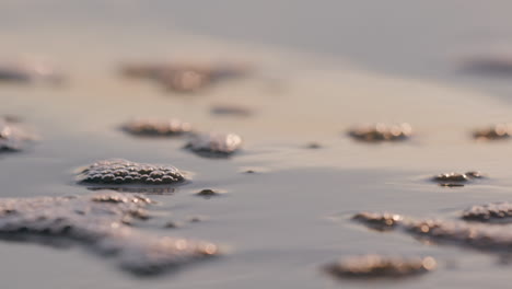 Meereswellen,-Die-Während-Des-Sonnenuntergangs-Am-Strand-Rauschen