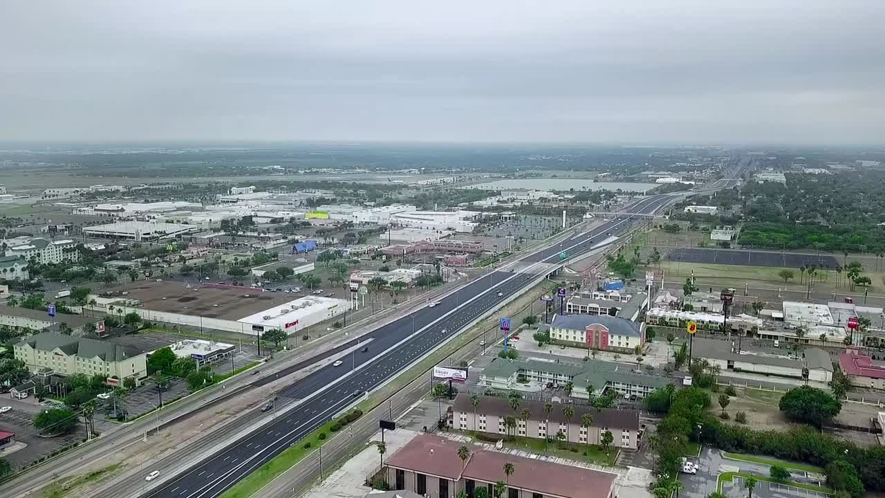 imágenes cinematográficas de drones en un día nublado en mcallen, texas en 83 express way y 10th st.