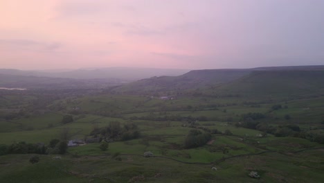 Una-Vista-Del-Valle-Ahogada-En-La-Niebla-Rosada-De-Las-Nubes-Del-Atardecer-Flotando-Sobre-Las-Colinas