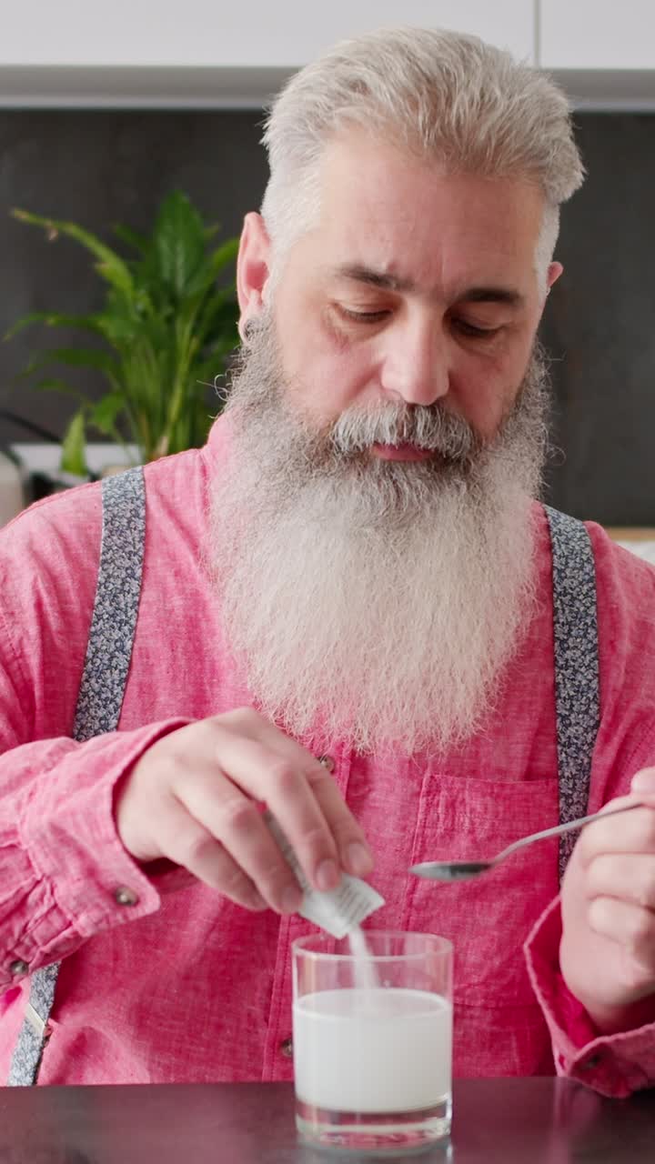 hombre que toma medicamentos