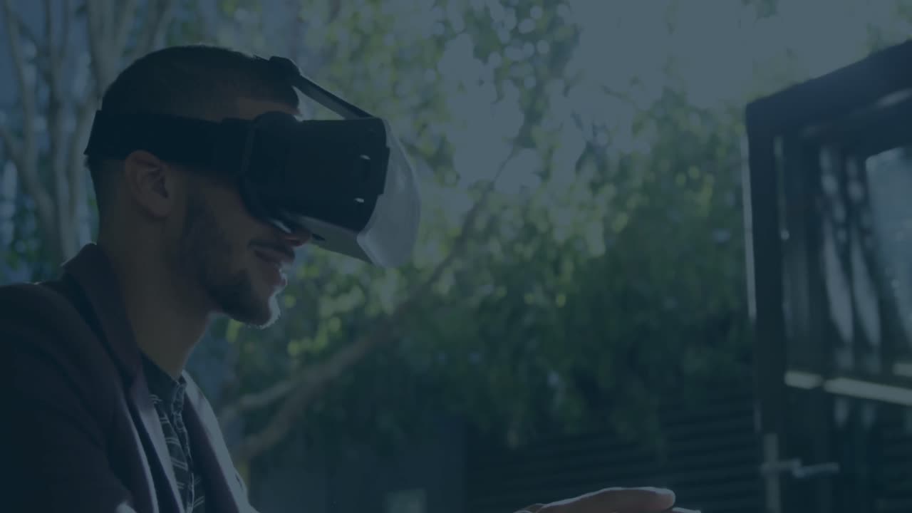 animación de formas hexagonales sobre empresario caucásico que usa un simulador de realidad virtual en la oficina