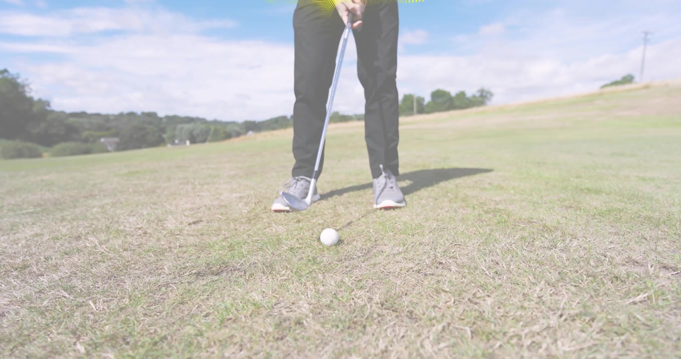 Golfista che sale sul fairway, evocando un vortice rosso e giallo, mentre esegue un colpo di putting per la tecnologia sportiva.