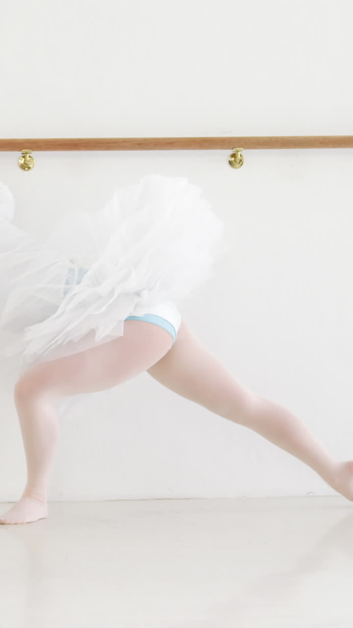 bailarina practicando el baile de ballet en la barra