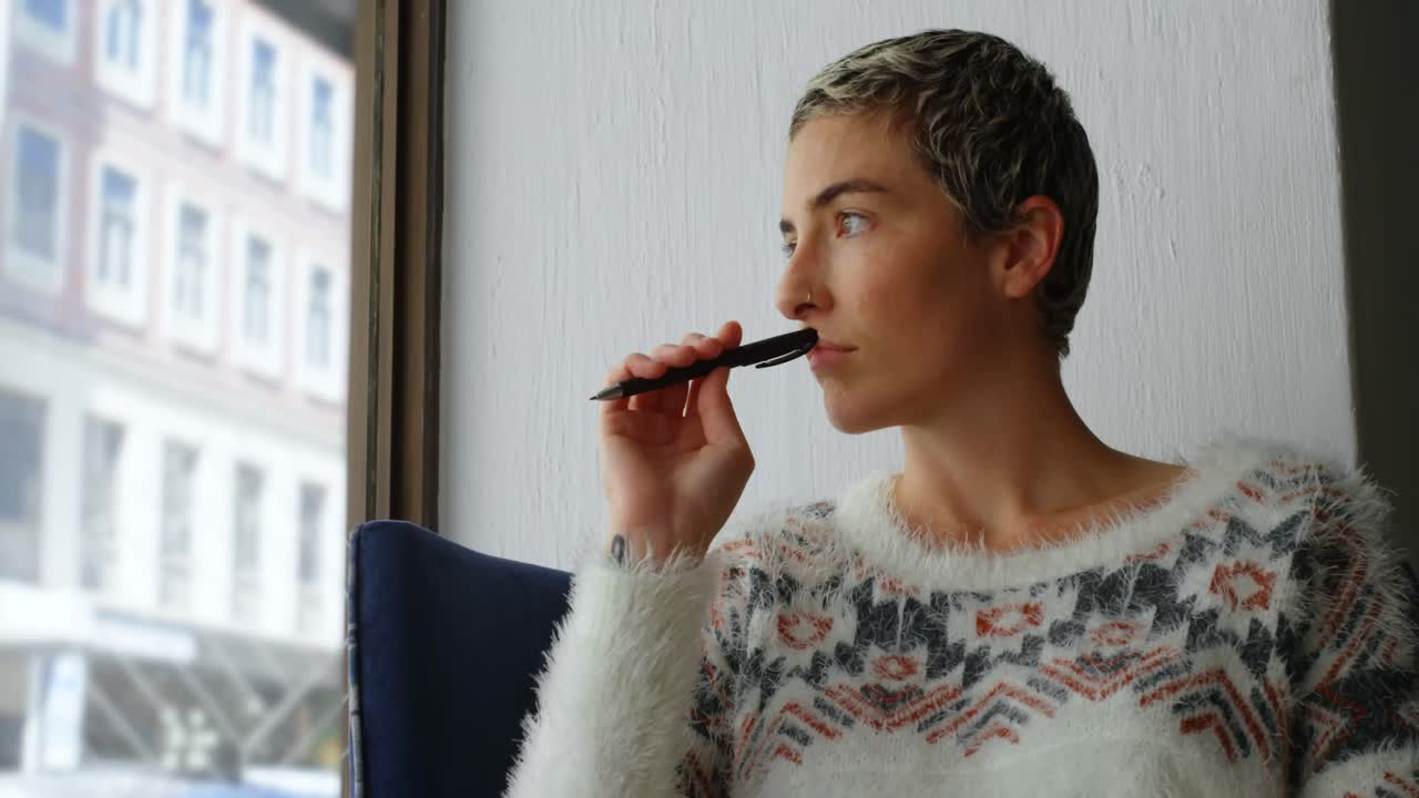 mujer ejecutiva sentada en la oficina 4k