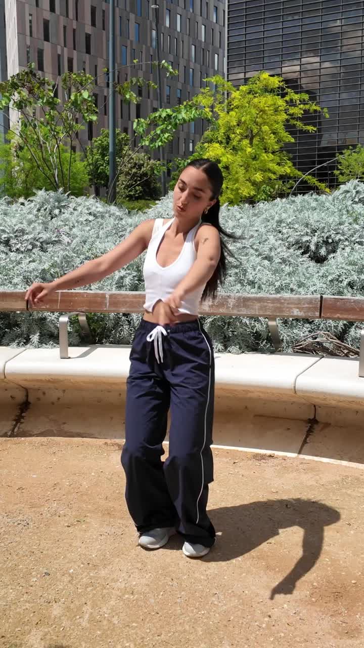 mujer bailando en el parque