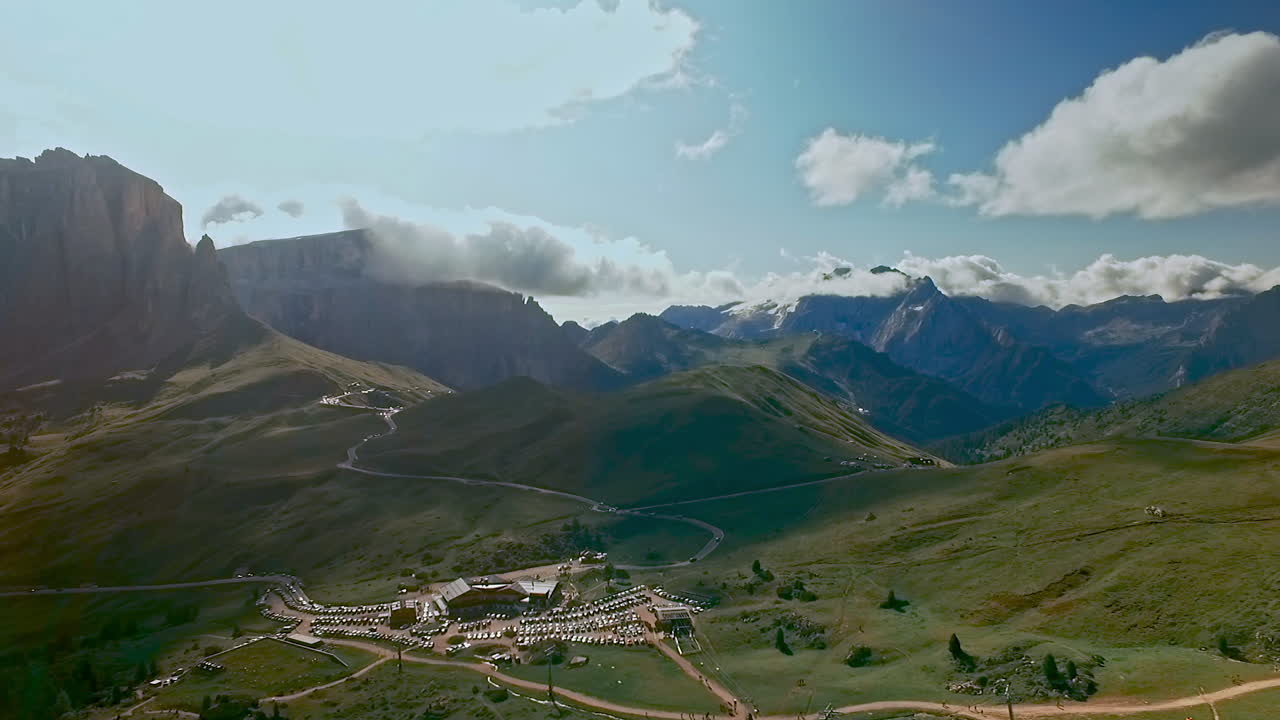 vista desde langkofel - sassolungo hacia el grupo sella, cruzando la carretera del puerto de montaña de val gardena a val di fassa