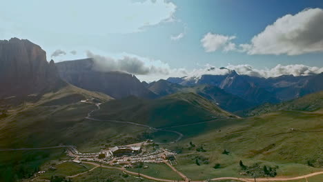 從langkofel - sassolungo向sella集團的景色,直穿山口路從val gardena到val di fassa