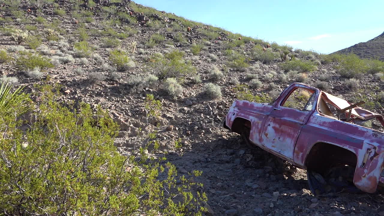 заброшенный пикап ржавеет в пустыне мохаве 1