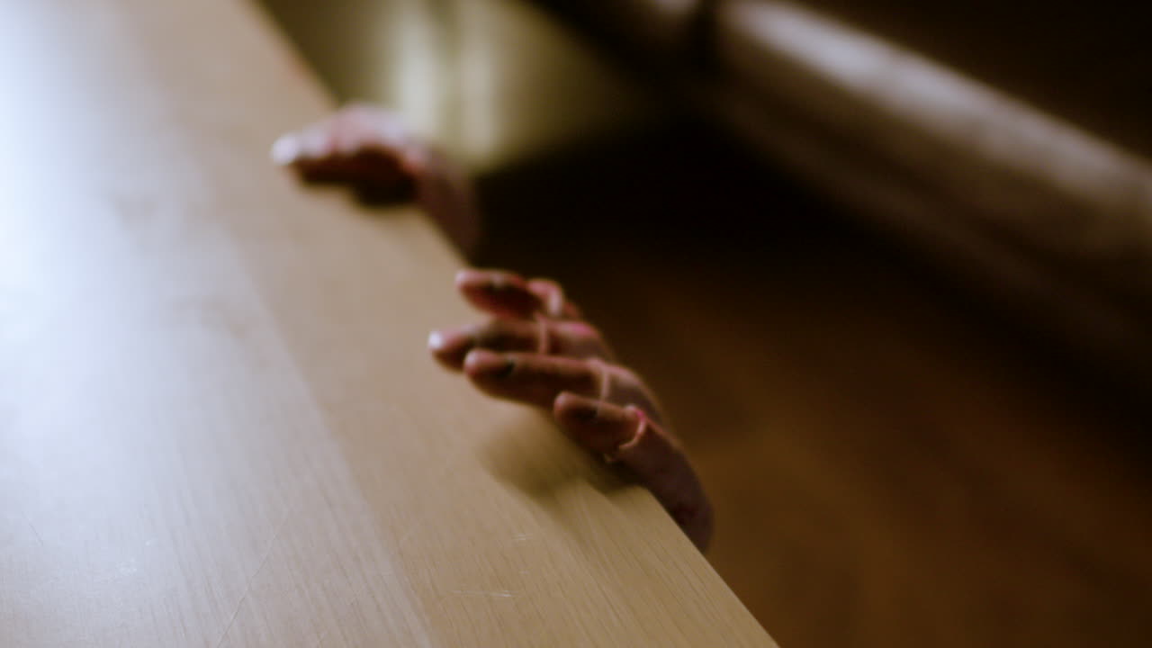 el payaso aterrador que aparece debajo de la mesa