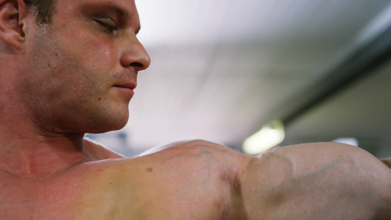 hombre flexionando los bíceps