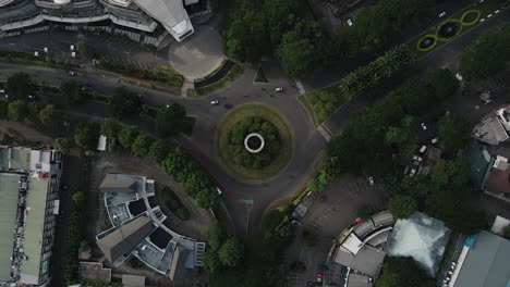 Draufsicht-Auf-Kreisverkehr-Und-Gebäude-Mit-Tagesverkehrsszene-In-Jakarta,-Indonesien