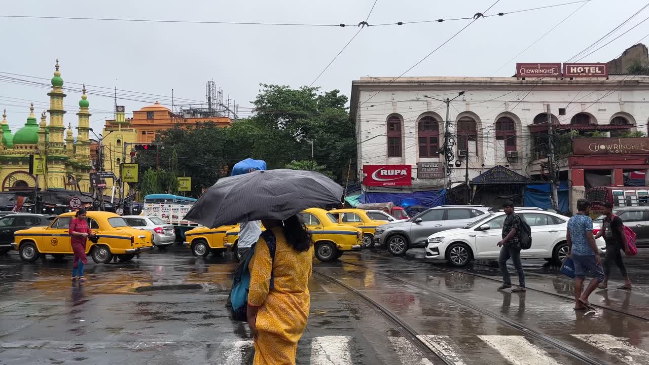 One of the traditional vehicles of Kolkata is the Tram. On February 24, 1874, the first tram was launched in Calcutta. But now the West Bengal government has decided to close it due to slowness.