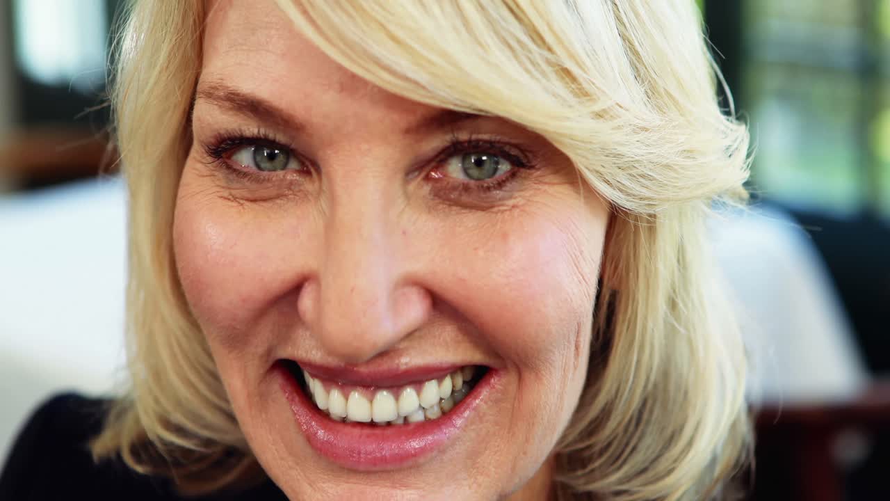 mujer de negocios sonriendo en el restaurante 4k