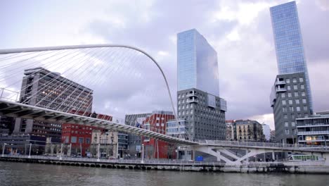 Pasarela-Peatonal-Arqueada-Zubizuri-Diseñada-Por-El-Arquitecto-Santiago-Calatrava-En-Bilbao,-España