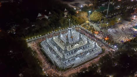 vista aérea de la gran pagoda en el templo de asokaram en samutprakarn, cerca de bangkok, tailandia, durante el festival budista de asalah puja (asanha bucha), que generalmente tiene lugar en julio, en la luna llena.