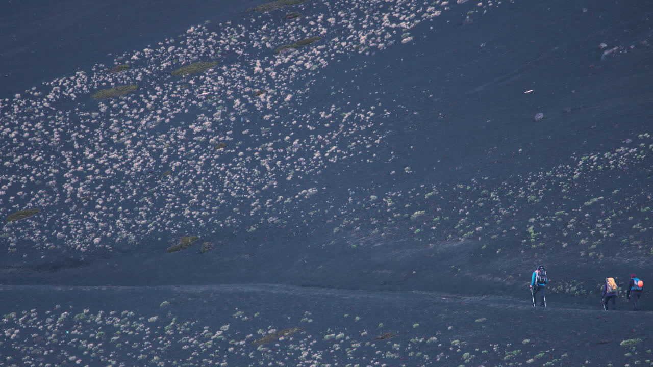 밝은 겨울 햇살, 안데스 산맥의 오소르노 화산을 따라 하이킹하는 워커 그룹의 와이드 샷