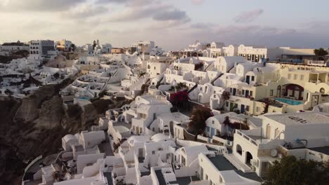 Santorini,-Griechenland,-Oia-Bei-Sonnenuntergang,-Weiße-Gebäude-Während-Der-Wunderschönen-Goldenen-Abendstunde-Am-Meer