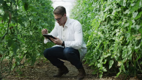 Un-Joven-Agricultor-Usando-Una-Tableta-Digital