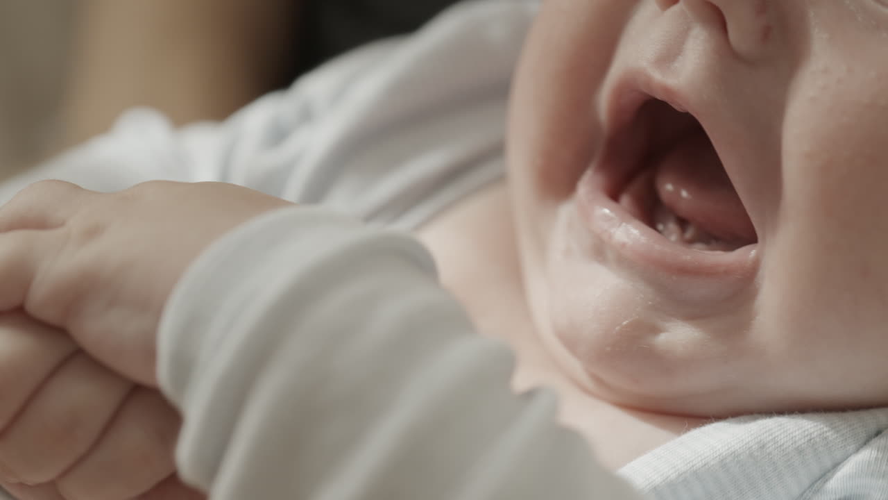 울고 있는 짜증나는 아기의 클로즈업