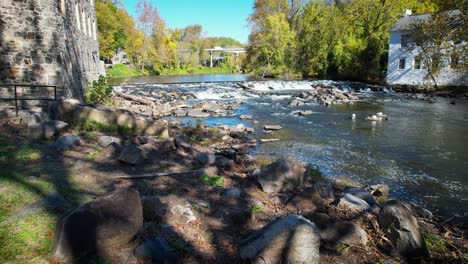 Niedrige-Drohnenüberführung-Stromschnellen-Brandywine-River-Im-Herbst-In-Delaware