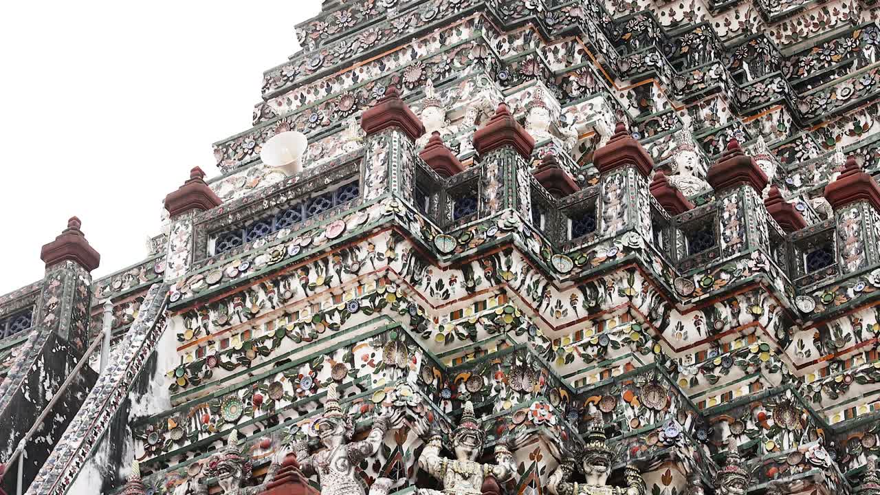 fachada ornamentada de un templo tailandés