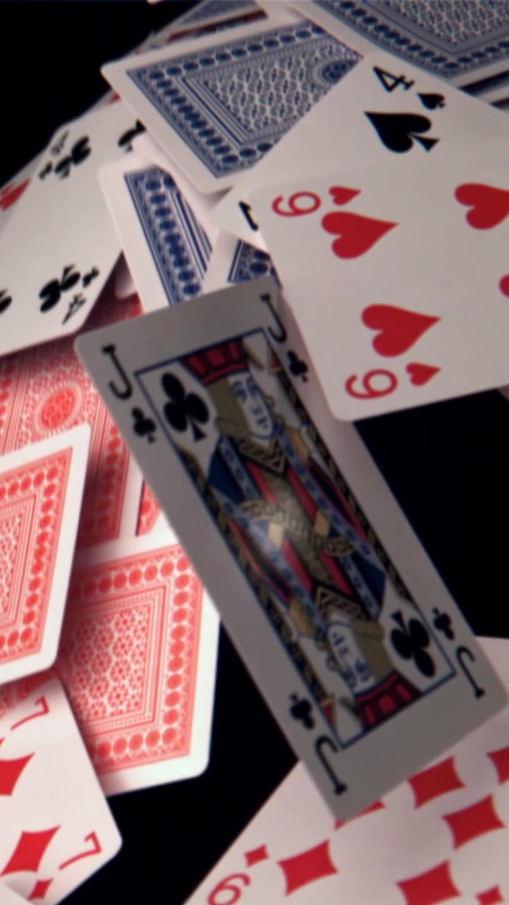 Carte da gioco che cadono al rallentatore su sfondo nero