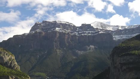 lapso de tiempo de montaña de nubes que se construyen sobre un valle empinado en los pirineos, españa