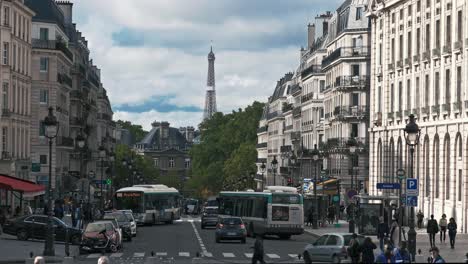 tráfico a lo largo de la rue soufflot hacia la torre eiffel, parís, francia