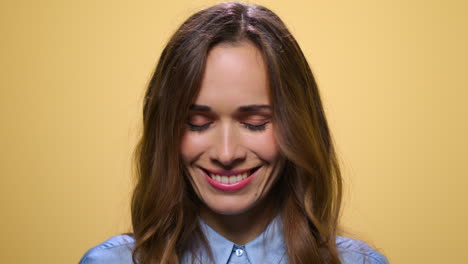 Positive-woman-waving-head-yes-at-camera.-Attractive-woman-standing-in-studio