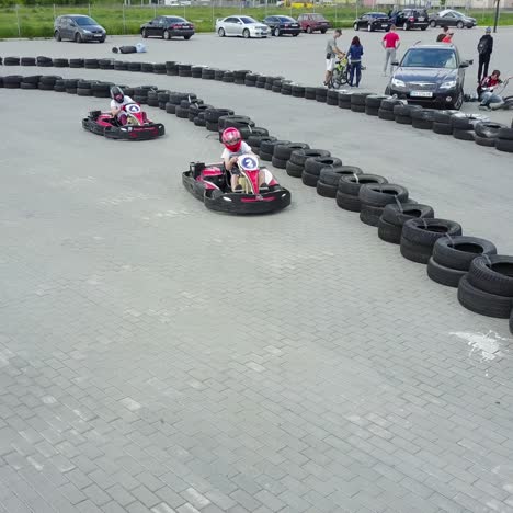 los conductores de karts participan en una carrera de karts