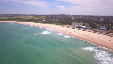toma aérea de larga distancia de la playa de maroubra en sydney, australia, que revela la hermosa costa costera del suburbio este de la ciudad