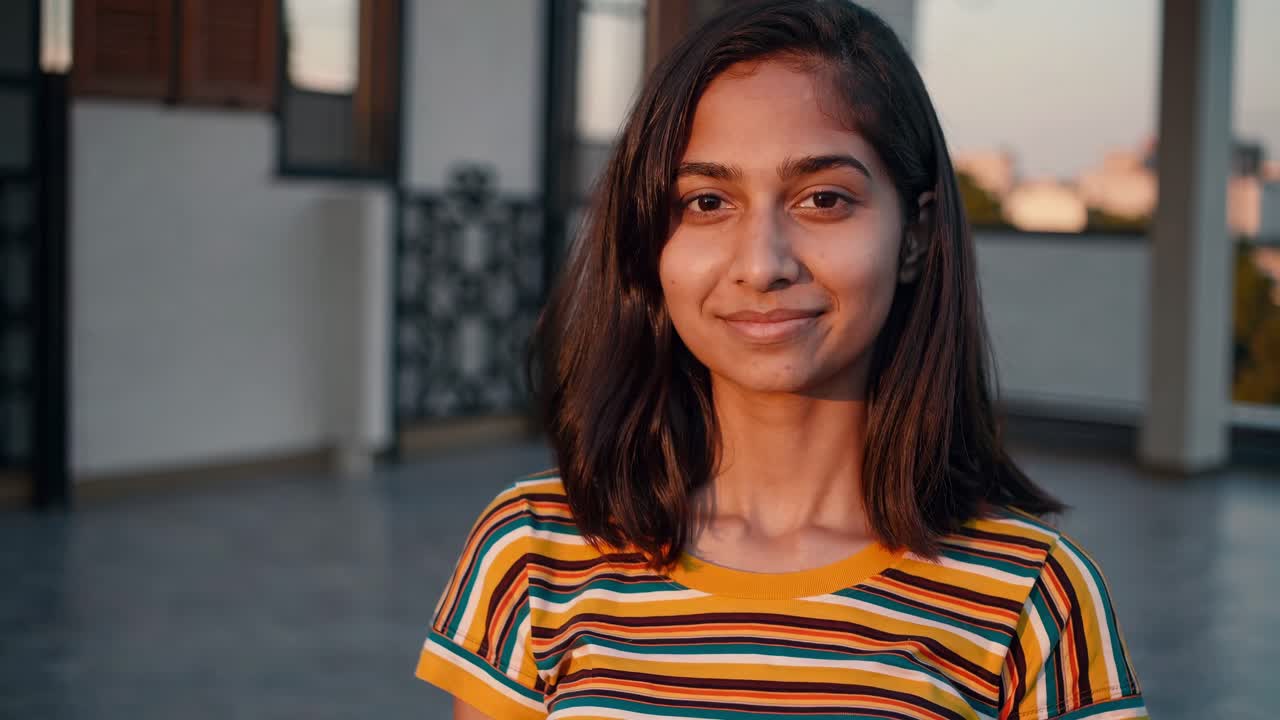 mujer joven sonriendo al aire libre