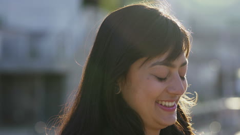 Adolescente-Sonriente-Leyendo-Un-Mensaje-Divertido-Desde-Un-Teléfono-Inteligente.