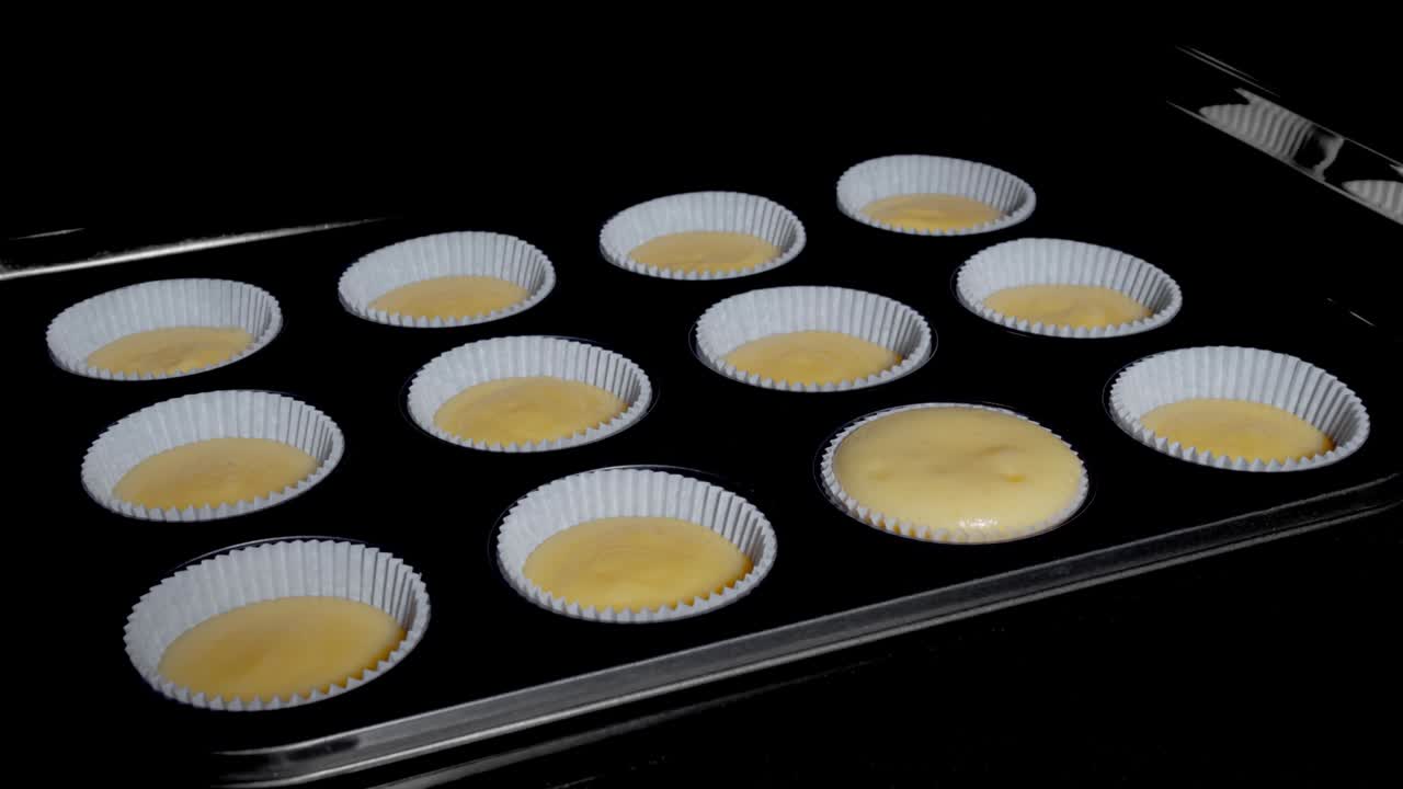 Timelapse, cinemagraph – en av tolv cupcakes, muffins som baker og hever seg