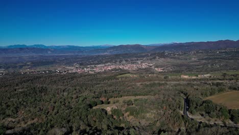 Region-Tavertet-In-Barcelona-Mit-Weiten-Landschaften,-Wäldern-Und-Bergen-In-Der-Ferne,-Luftaufnahme