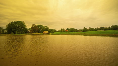 Un-Hermoso-Timelapse-Muestra-Las-Nubes-Del-Lago-Evolucionando-Hasta-Convertirse-En-Una-Fascinante-Lluvia