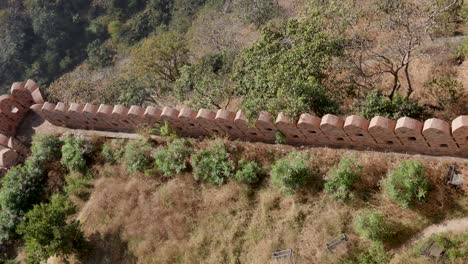 Aislado-Antiguo-Fuerte-Muro-De-Piedra-Arquitectura-única-En-La-Mañana-El-Video-Se-Toma-En-Kumbhal-Fort-Kumbhalgarh-Rajasthan-India