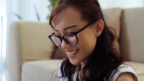 고양이를 쓰다듬는 여자