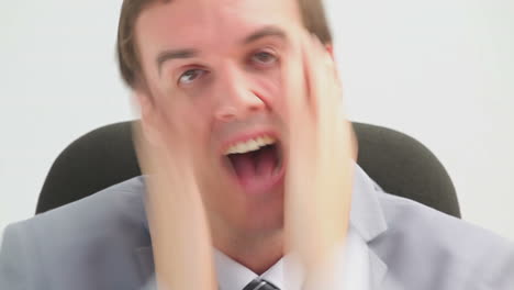 좌절된 사업가가 비명을 지르고 있습니다.