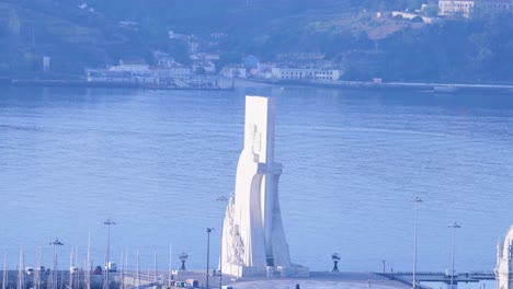 Das-Denkmal-Der-Entdeckungen-Aus-Dem-16.-Jahrhundert-In-Lissabon,-Portugal,-Wurde-Bei-Sonnenaufgang-In-Atemberaubenden-4K-Drohnenaufnahmen-Aus-Der-Luft-Festgehalten