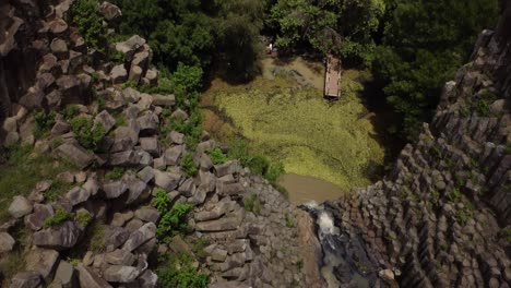 toma aérea de drones del muelle de rocas de prismas