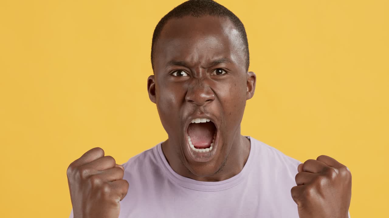 hombre enojado celebrando