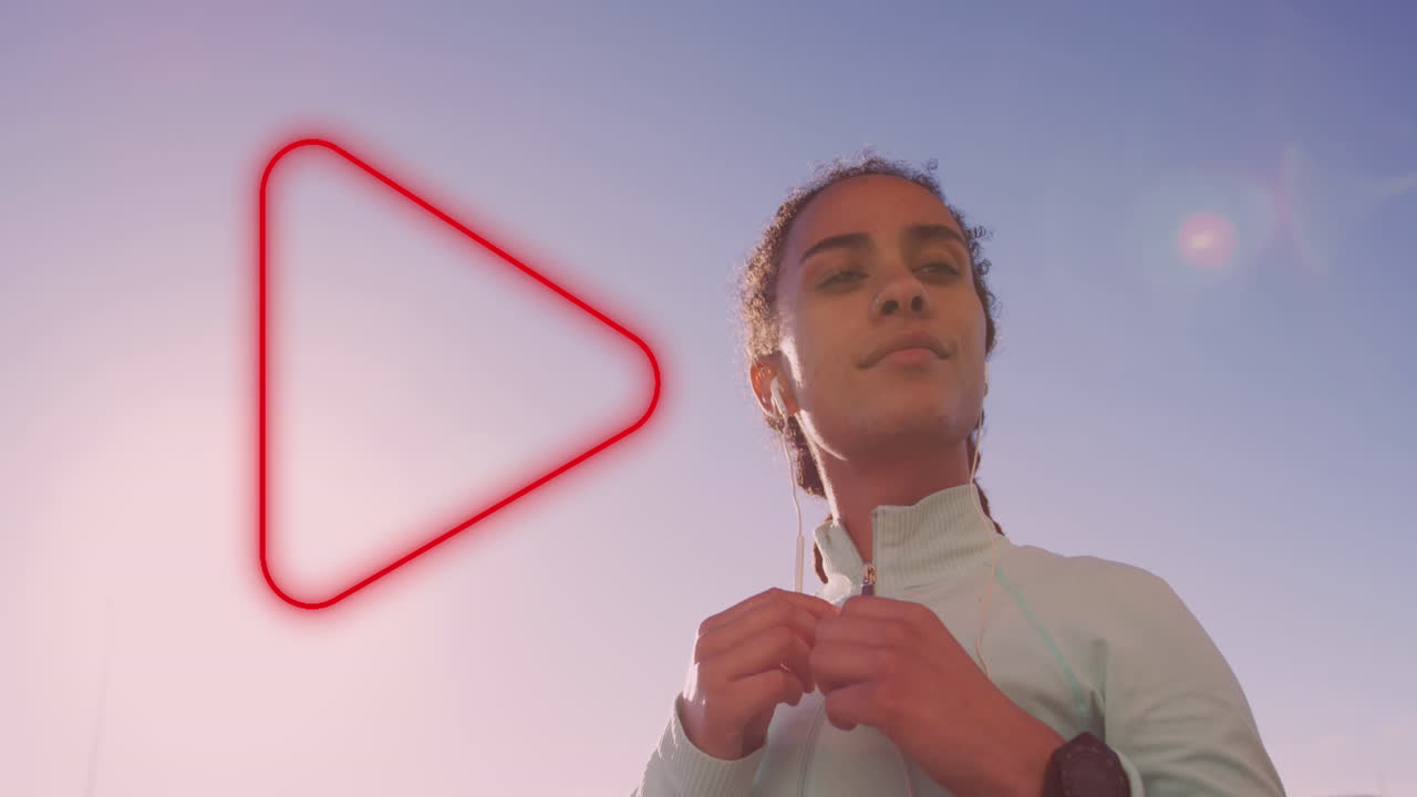 icono de juego de neón parpadeando contra afroamericana mujer en forma con auriculares